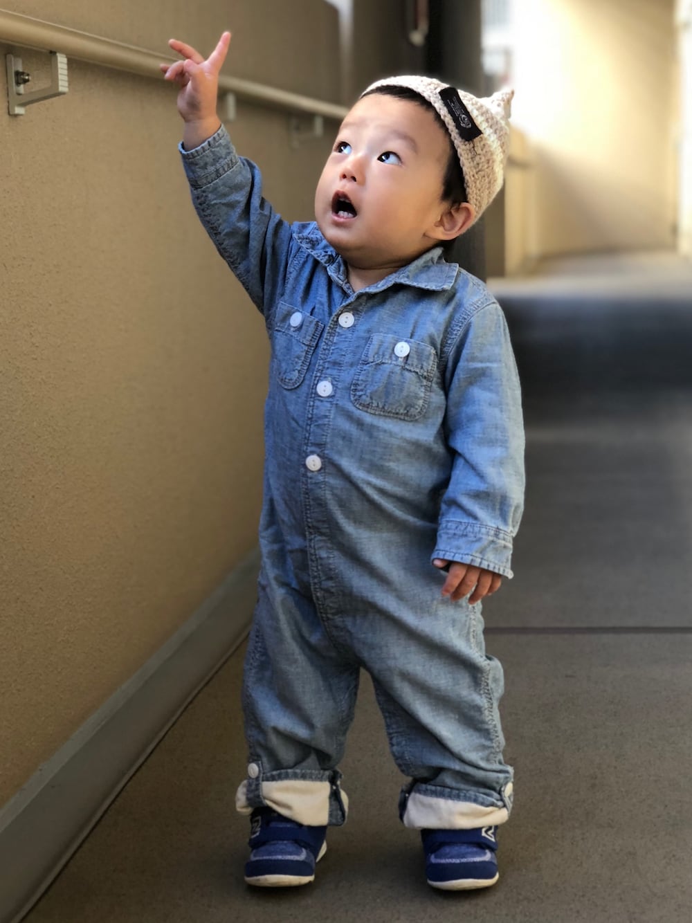 「むすこーで、つなぎ、どんぐり帽、キッズコーデ、ベビーコーデ、GAP、babygap、GAPbaby、デニム、シンプルコーデ」｜「babyGAPのアイテム（オールインワン・サロペット、ブルー系）」を使った、RooooMIさん（キッズ・70cm）の秋コーディネートの1枚目の写真