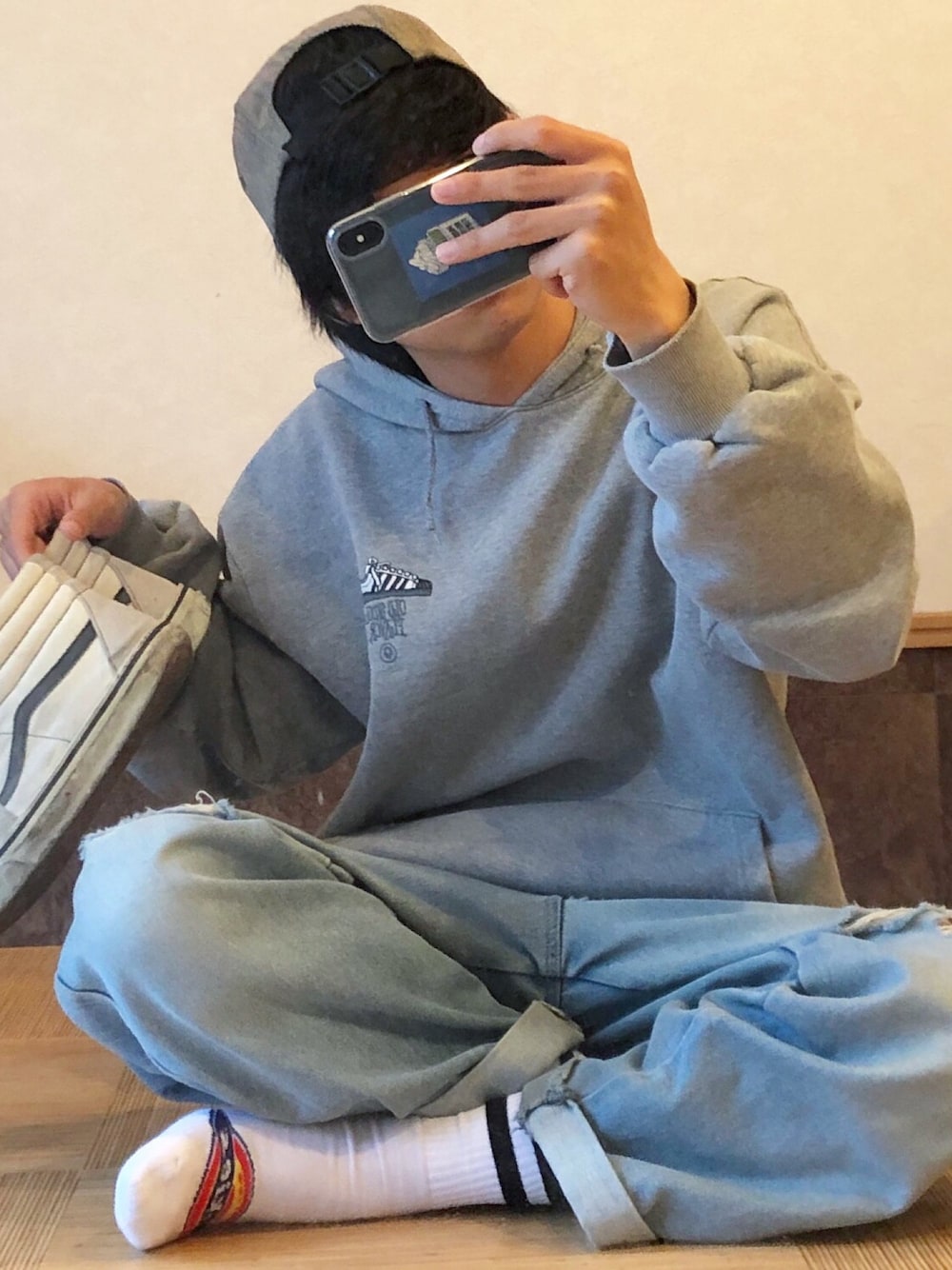 シルバー系のその他トップス、ブラック系のスニーカー、グリーン系のキャップを着用したメンズの夏コーディネートの1枚目の写真