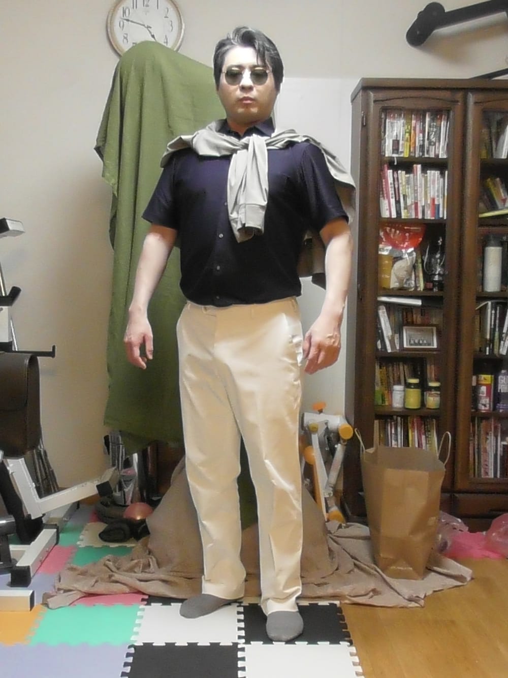 「＃シャツ、＃カーディガン、#サングラス」｜「UNIQLOのユニクロ　感動パンツ（スラックス、ホワイト系）」を使った、加藤智雅さん（メンズ・172cm）の夏コーディネートの1枚目の写真