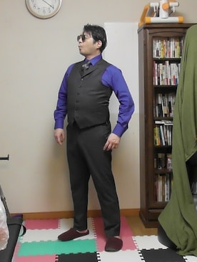 「アイテム（スーツベスト、グレー系）」を使った、加藤智雅さん（メンズ・172cm）の秋コーディネート