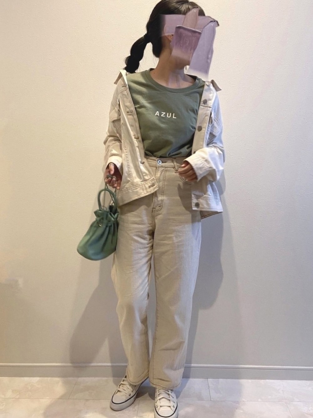 「セットアップ、ホワイト、パンツスタイル、秋服準備はじめました、おしゃれさんと繋がりたい、スニーカーコーデ、ワントーンコーデ、シンプル、今日のコーデ、コンバース」｜「apres jourのストレートデニム【ZOZOTOWN限定アイテム】（デニムパンツ、ホワイト系）」を使った、エムエムさん（レディース・159cm）の秋コーディネートの1枚目の写真