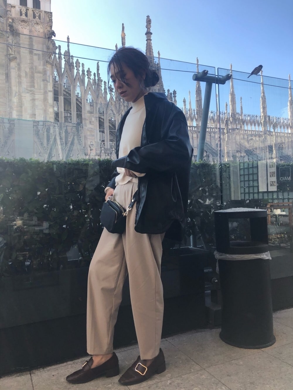 「オトナカジュアル、休日スタイル、レトロ、シンプルコーデ、春、ベージュコーデ、プチプラ」｜「H&MのH&M - シャツジャケット - ブラック（ダウンジャケット/コート、ブラック系）」を使った、SORIさん（レディース・167cm）の冬コーディネートの1枚目の写真