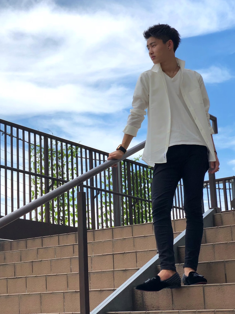 ホワイト系のシャツ/ブラウス、ホワイト系のTシャツ/カットソー、ブラック系のデニムパンツを着用したメンズの夏コーディネートの1枚目の写真