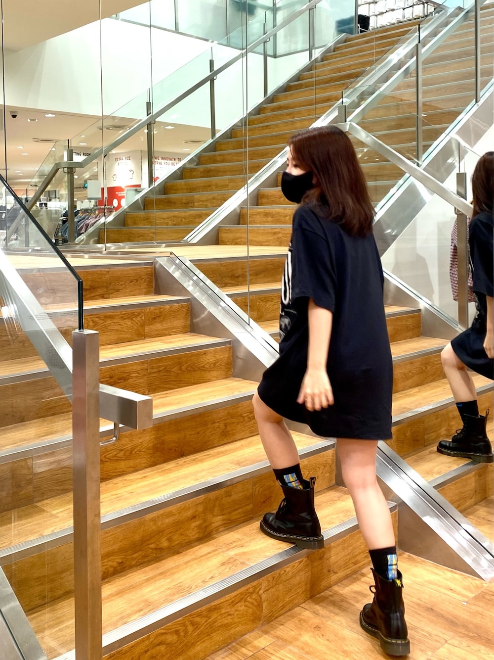 「genuinemerchandiseのアイテム（Tシャツ/カットソー、ブラック系）」を使った、Võ Trần Gia Thiさん（レディース・152cm）の冬コーディネートの1枚目の写真