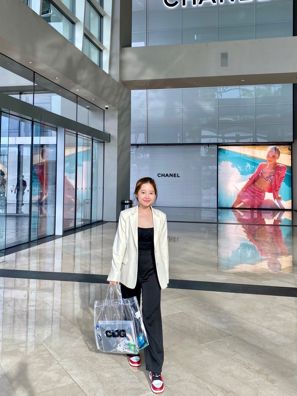 「UNIQLOのアイテム（その他アウター、ベージュ系）」を使った、Võ Trần Gia Thiさん（レディース・152cm）の春コーディネートの1枚目の写真