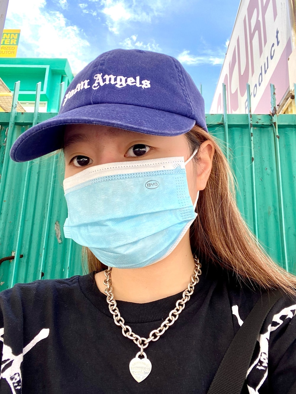 「Palm Angelsのアイテム（キャップ、ブルー系）」を使った、Võ Trần Gia Thiさん（レディース・152cm）の春コーディネートの1枚目の写真