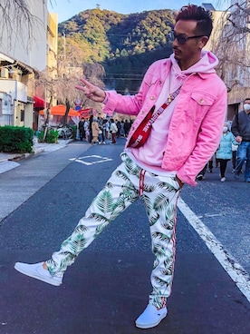 「シュプリーム」｜「アイテム（スリッポン）」を使った、近岡良次さん（メンズ・178cm）の春コーディネート