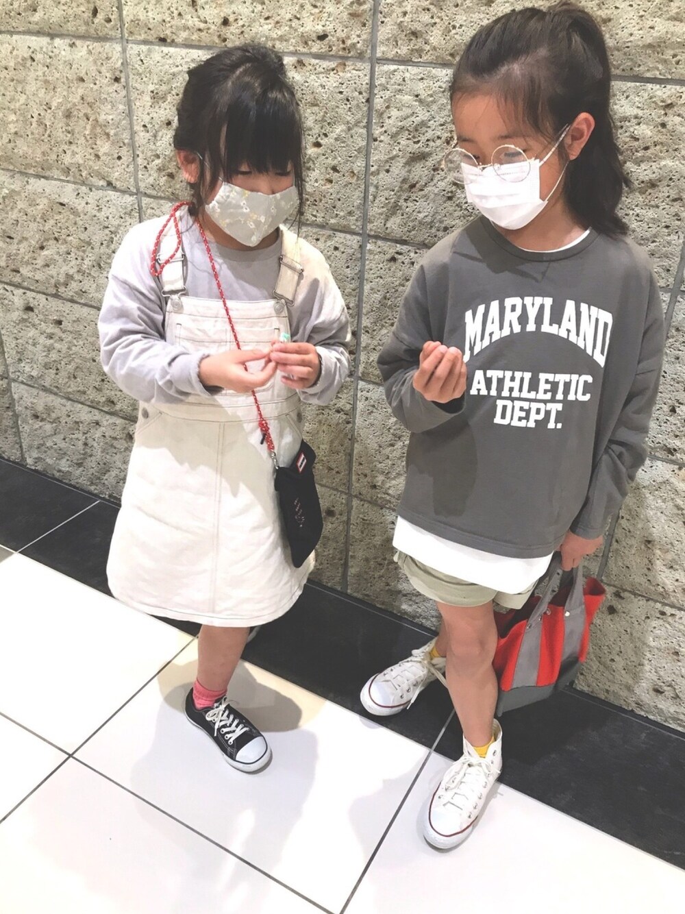 「姉妹コーデ、グレーと白、シミラールック、ジャンパースカート」｜「CIAOPANIC TYPYのオープンエンド天竺カレッジプリントロングスリーブTee（Tシャツ/カットソー、グレー系）」を使った、iammaimy3さん（キッズ・132cm）の春コーディネートの1枚目の写真