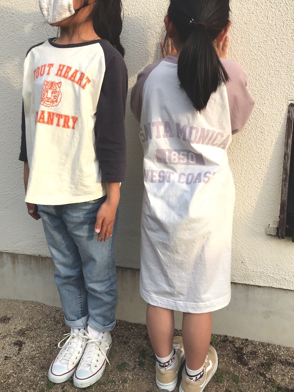 「ラグラン、姉妹コーデ、オールドスクール ベージュ、オールスターハイカット」｜「green label relaxingの【キッズ】ドビーデニムテーパードパンツ（デニムパンツ、ブルー系）」を使った、iammaimy3さん（キッズ・132cm）の春コーディネートの1枚目の写真