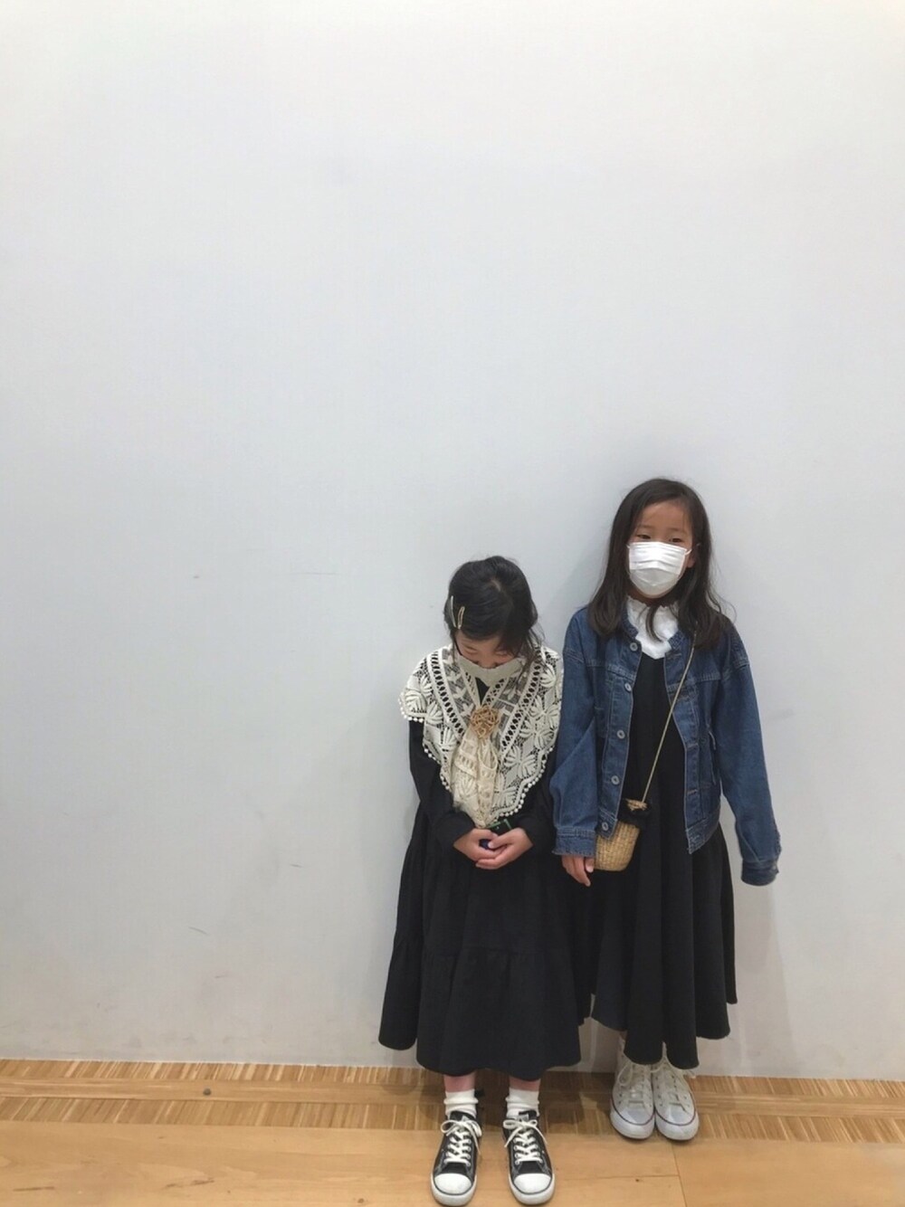 「シミラールック、姉妹コーデ、休日スタイル、オールスター、コンバース、黒ワンピ」｜「devirockのティアード長袖ワンピース（ワンピース、ブラック系）」を使った、iammaimy3さん（キッズ・132cm）の春コーディネートの1枚目の写真