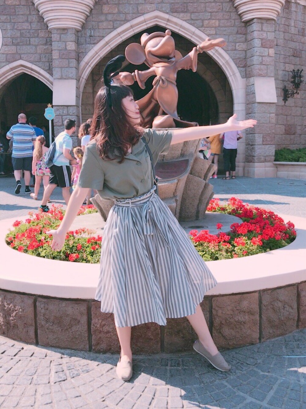 「summer、girl、Disneyland、unicorngirl」｜「RETRO GIRLのアイテム（シャツ/ブラウス、グリーン系）」を使った、HsuanLinさん（レディース・158cm）の春コーディネートの1枚目の写真
