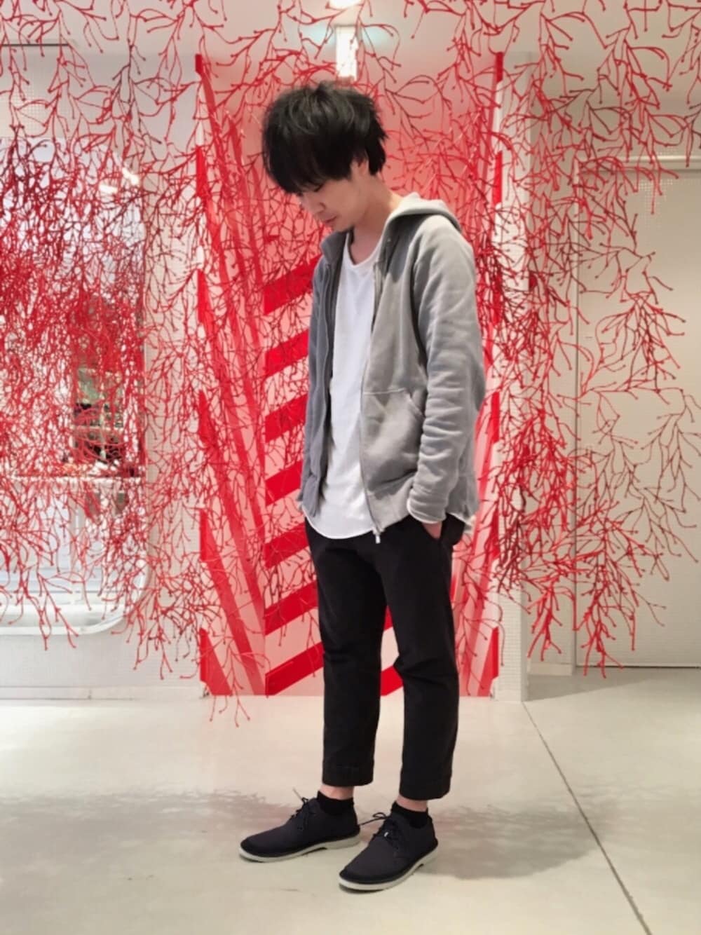 ホワイト系のニット/セーター、ブルー系のスニーカー、グレー系のパーカーを着用したメンズの春コーディネートの1枚目の写真