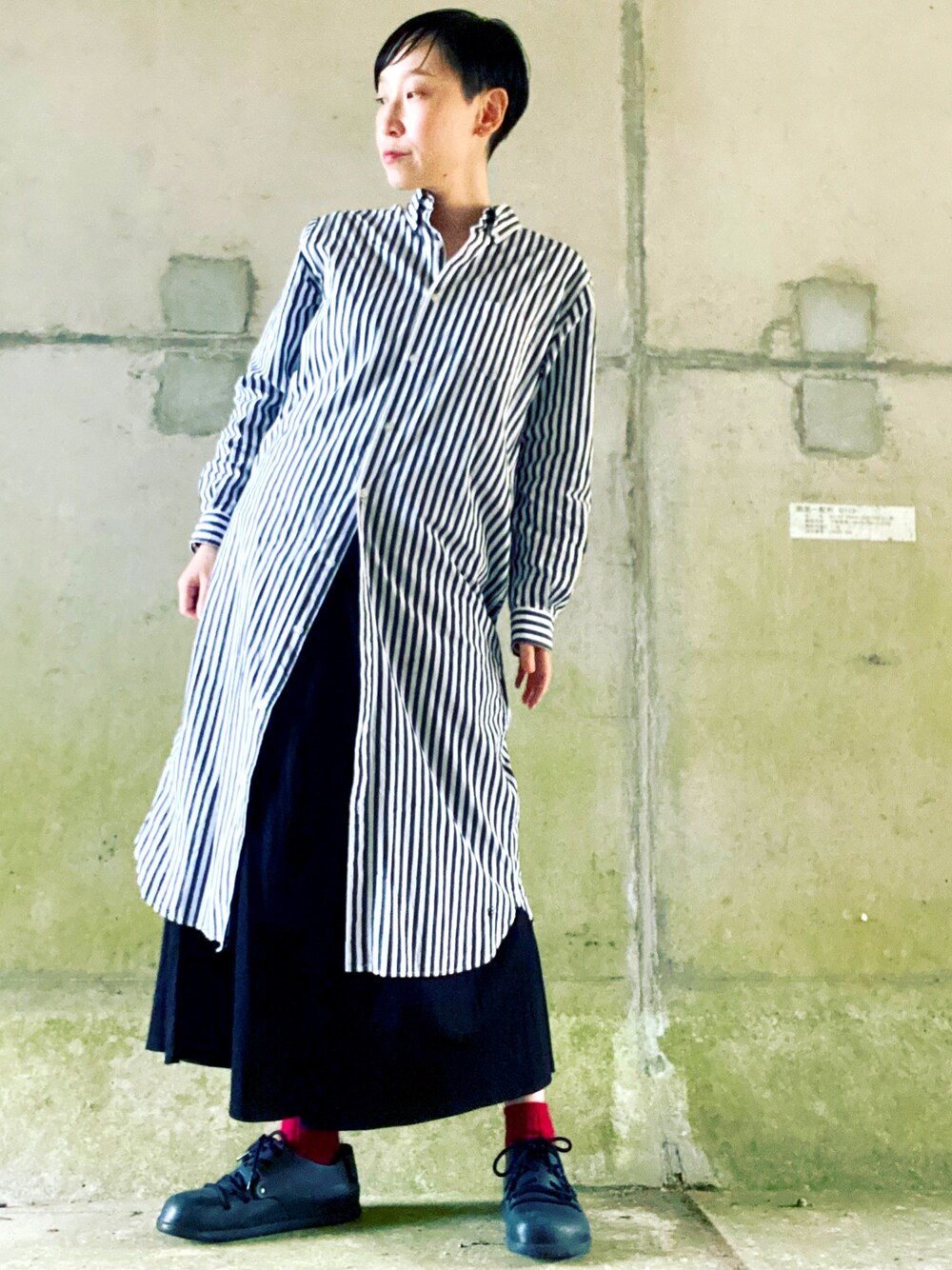 「シンプルコーデ、休日スタイル、大人コーデ、ストライプワンピース」｜「BEAMS BOYのBEAMS BOY / ストライプ B.D. シャツワンピース（シャツワンピース、ブラック系）」を使った、suuuuuuuuuzuuuさん（レディース・162cm）の春コーディネートの1枚目の写真