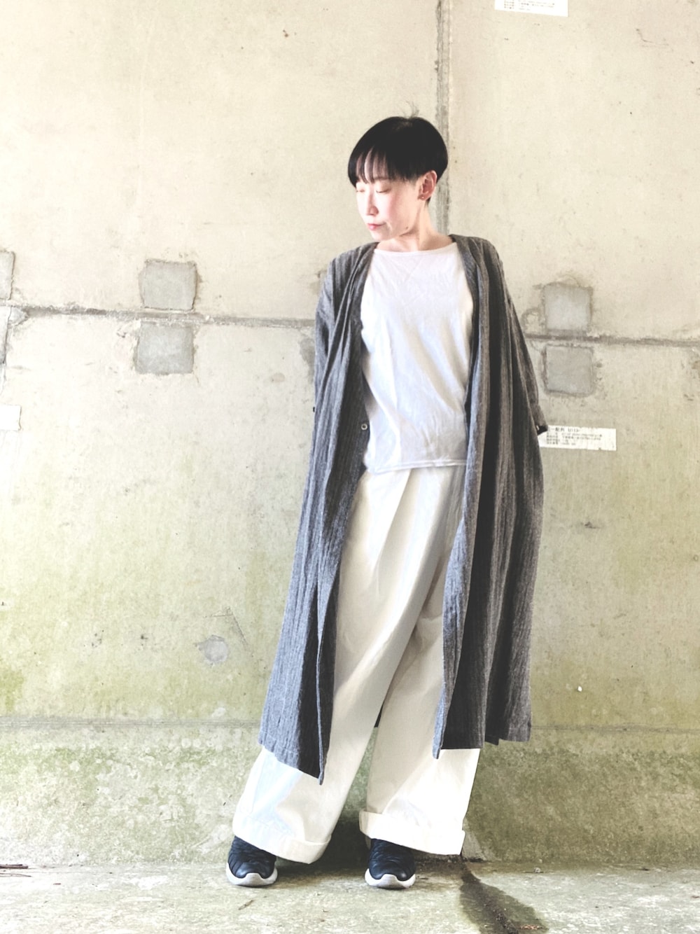 「きれいめカジュアル、オトナ女子、今日のコーデ、スニーカーコーデ、ホワイトパンツ」｜「UNIVERSAL TISSUのアイテム（ワンピース/ドレス、グレー系）」を使った、suuuuuuuuuzuuuさん（レディース・162cm）の春コーディネートの1枚目の写真