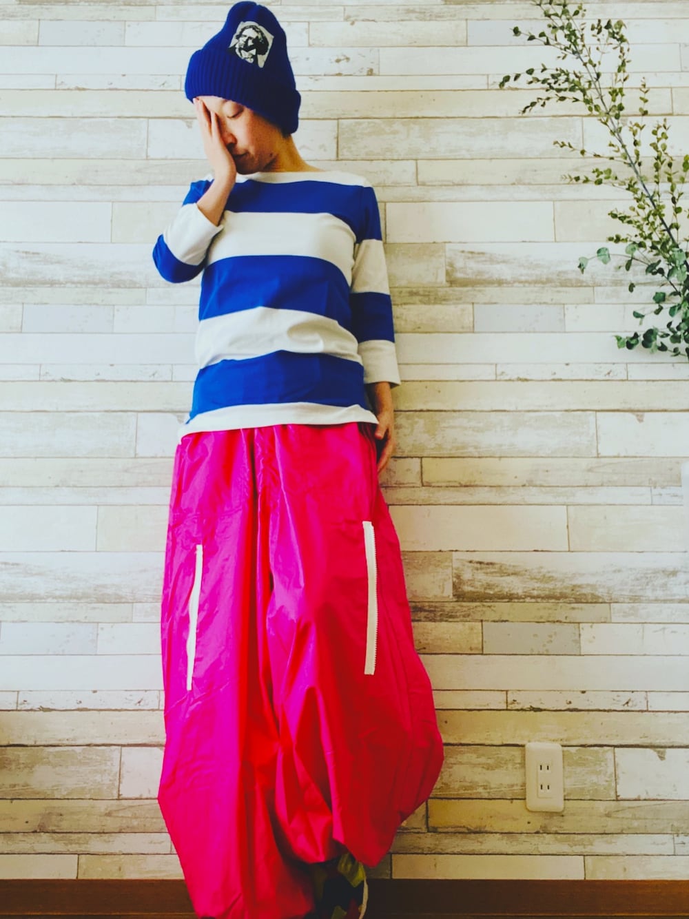 「パンツスタイル、休日スタイル、カジュアルコーデ、オトナカジュアル、ニット帽」｜「BEAMS BOYのmaturely / Baloon Bondage Pants（その他パンツ、ピンク系）」を使った、suuuuuuuuuzuuuさん（レディース・162cm）の冬コーディネートの1枚目の写真