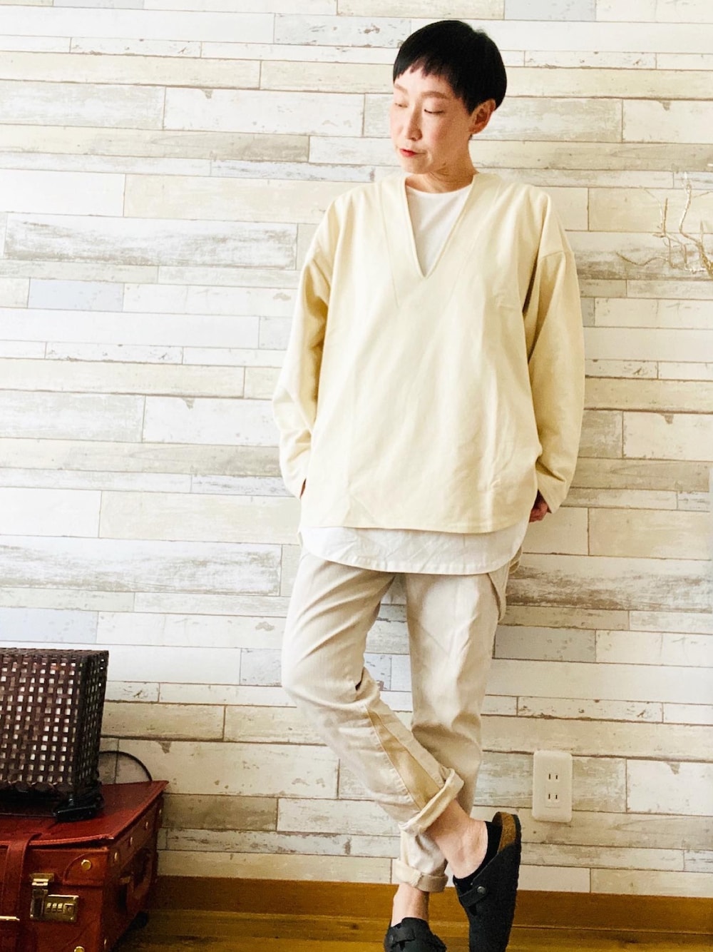 「カジュアルコーデ、春カラー、休日スタイル、オトナカジュアル」｜「antiquaのカットカフタンPO（Tシャツ/カットソー、ホワイト系）」を使った、suuuuuuuuuzuuuさん（レディース・162cm）の春コーディネートの1枚目の写真