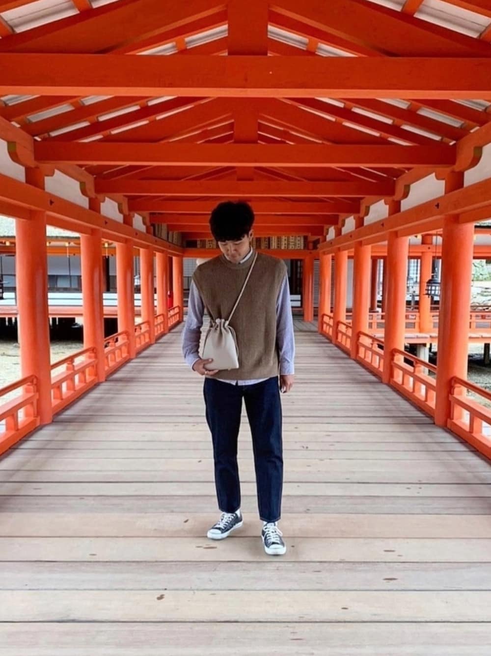 「春、シンプルコーデ、キレイめ、お洒落さんとつながりたい、デニム、ベスト、youthloser」｜「HAREのWEB限定BIGメンアサニットベスト(HARE)（ニット/セーター、ベージュ系）」を使った、a_oさん（メンズ・181cm）の春コーディネートの1枚目の写真