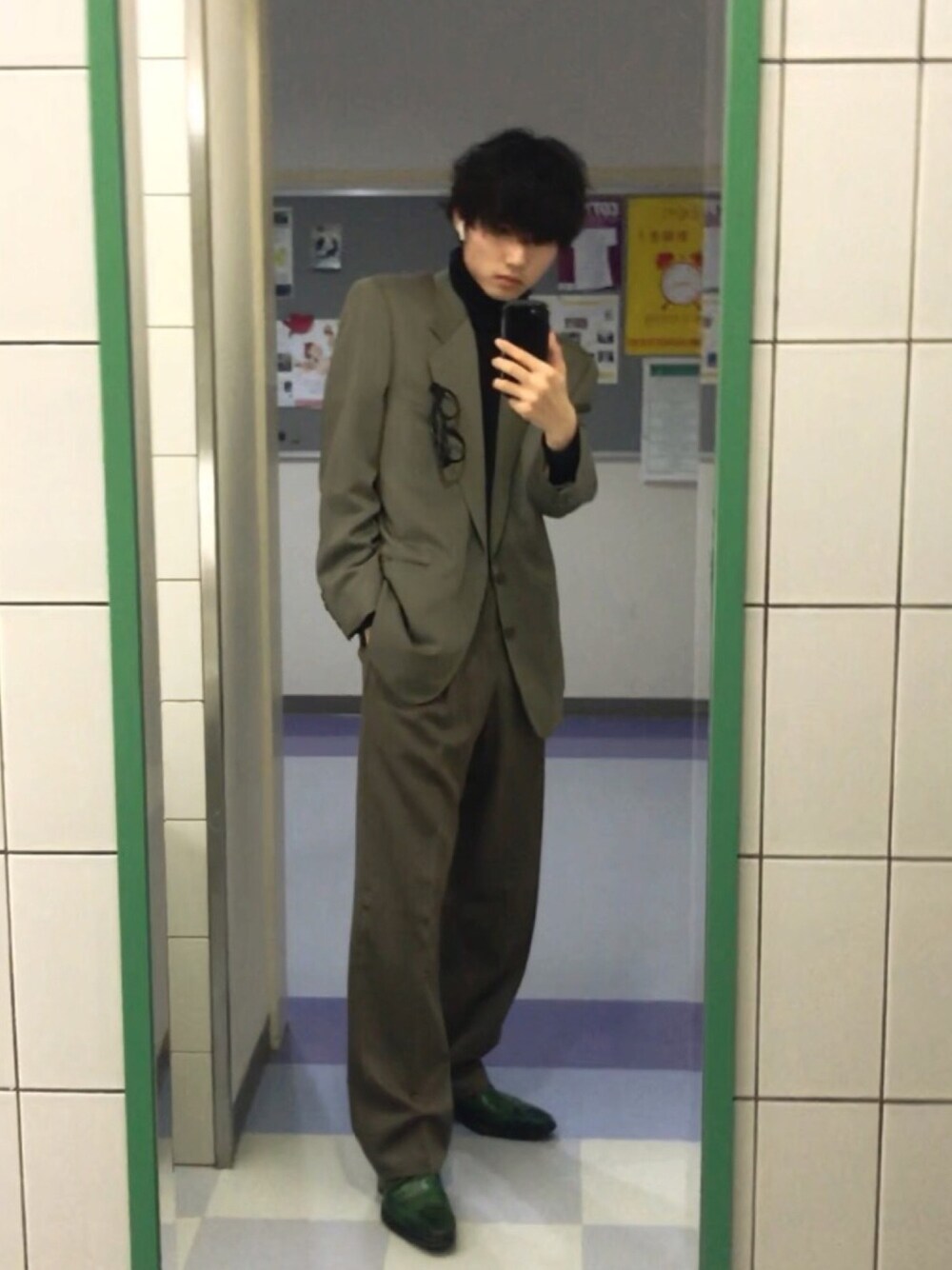 「Dior HOMME、Dior、UNIQLO」｜「Diorのアイテム（セットアップ、グリーン系）」を使った、Yusuke Sadoharaさん（メンズ・175cm）の冬コーディネートの1枚目の写真