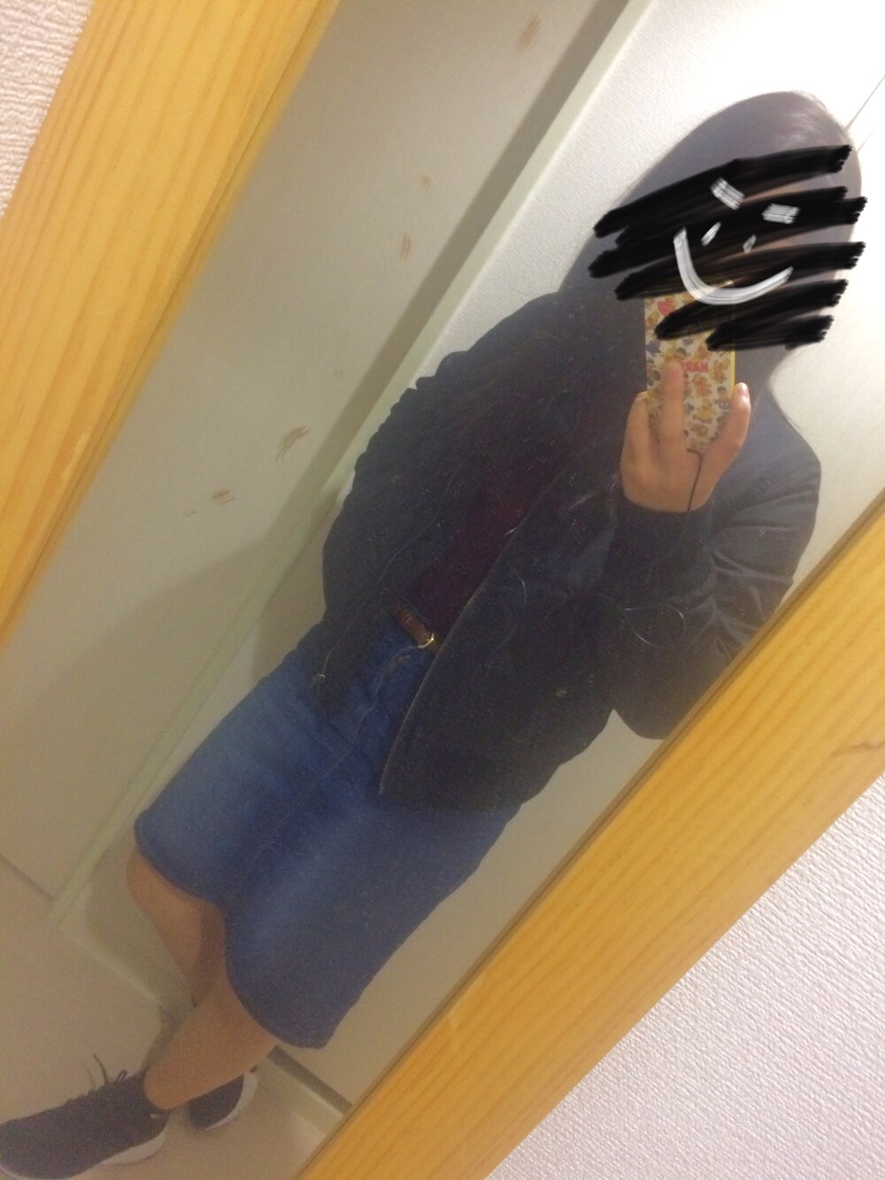 ブラック系のジャケット/アウター、レッド系のトップス、ブルー系のスカートを着用したレディースの冬コーディネートの1枚目の写真