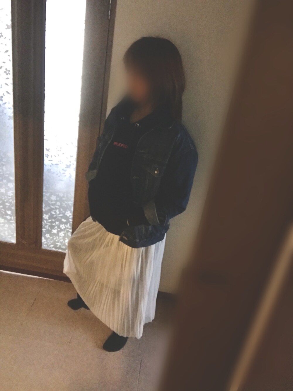 ホワイト系のスカート、ブルー系のデニムパンツ、ブルー系のパーカーを着用したレディースの春コーディネートの1枚目の写真