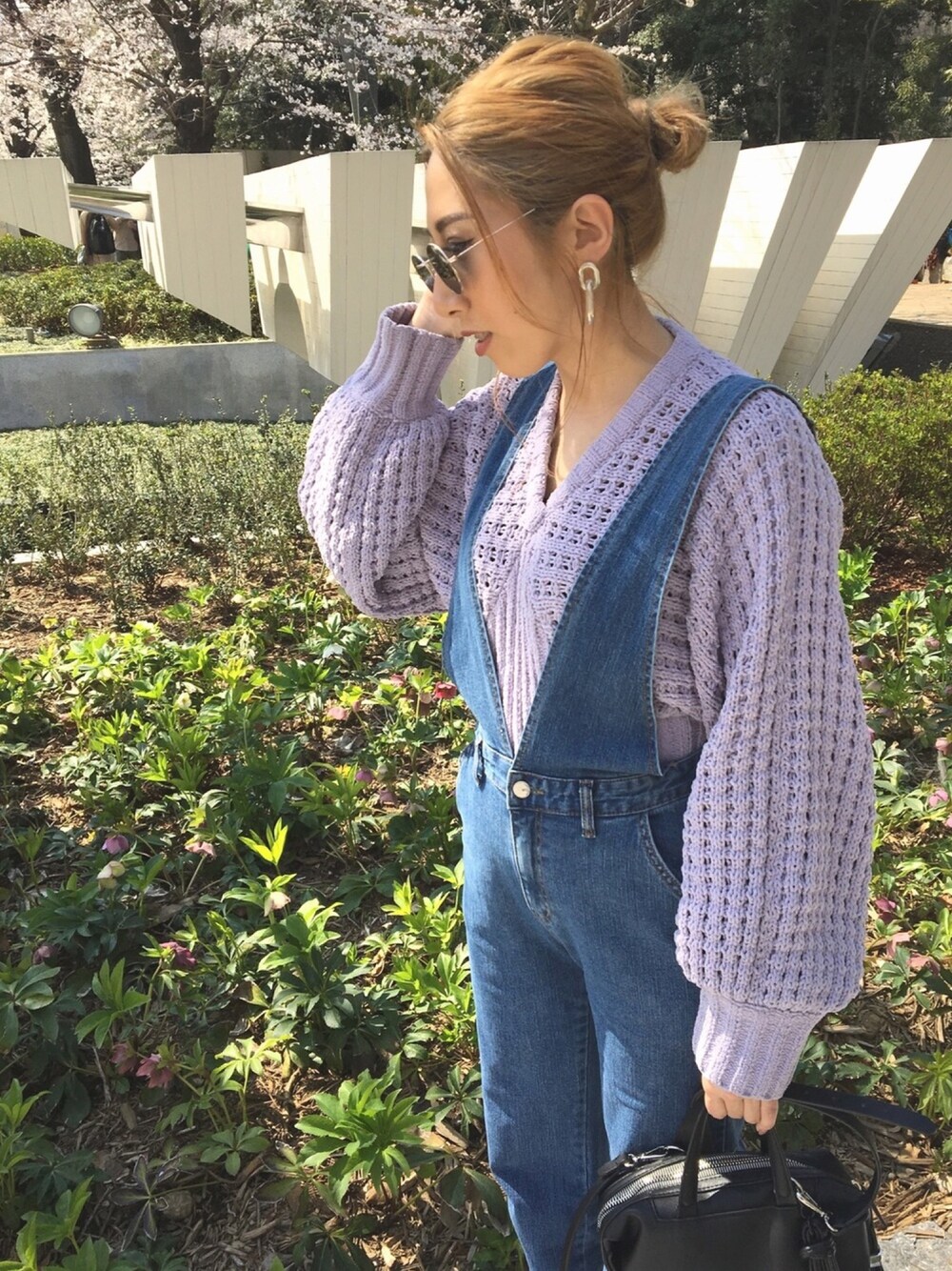 「春コーデ、桜、サロペット」｜「SLYのDOLMAN V/N MG TOPS（ニット/セーター、パープル系）」を使った、れいちぇるさん（レディース・155cm）の春コーディネートの1枚目の写真