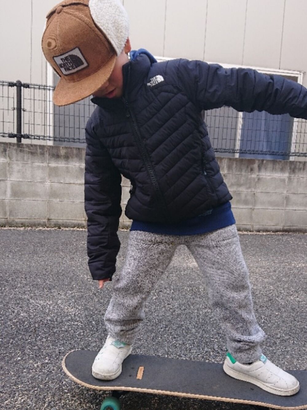 「スケボー、ノースフェイスキッズ、ノースフェイス、gap kids、サンダージャケット、スタンスミス、ウィンタートラッカーキャップ」｜「GAPのアイテム（その他パンツ、グレー系）」を使った、りょーさんさん（キッズ・120cm）の冬コーディネートの1枚目の写真