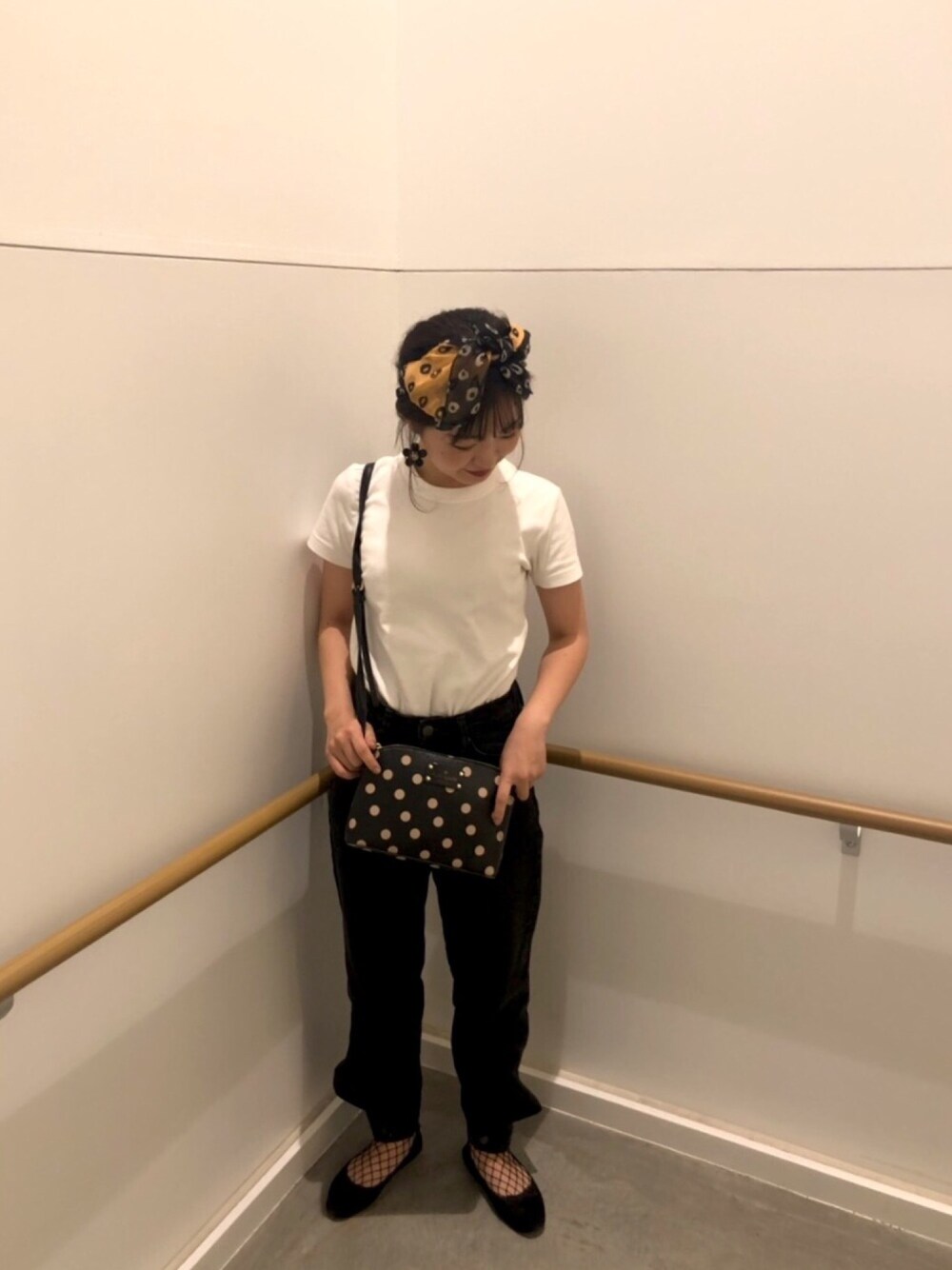 「カジュアル、おしゃれさんと繋がりたい、大人コーデ、白Tシャツ、黒デニム、スカーフ、プチプラコーデ、ラフスタイル、シンプルカジュアル、デイジー柄」｜「UNIQLOのクルーネックT（半袖）（Tシャツ/カットソー、ホワイト系）」を使った、だにえるさん（レディース・150cm）の秋コーディネートの1枚目の写真