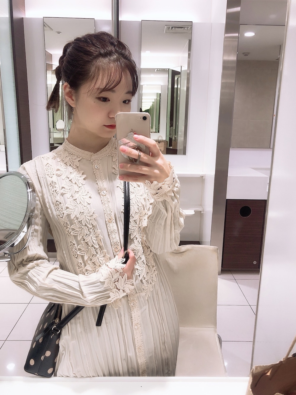 「ラーメンマンヘア、ポニーテール、マウジー、レースワンピース、ロングワンピース、華奢アクセ、しわ加工、マキシ丈ワンピース、ショルダーバッグ、ドットバック」｜「MOUSSYのPLEATS LACE DRESS（ドレス、ホワイト系）」を使った、だにえるさん（レディース・150cm）の秋コーディネートの1枚目の写真