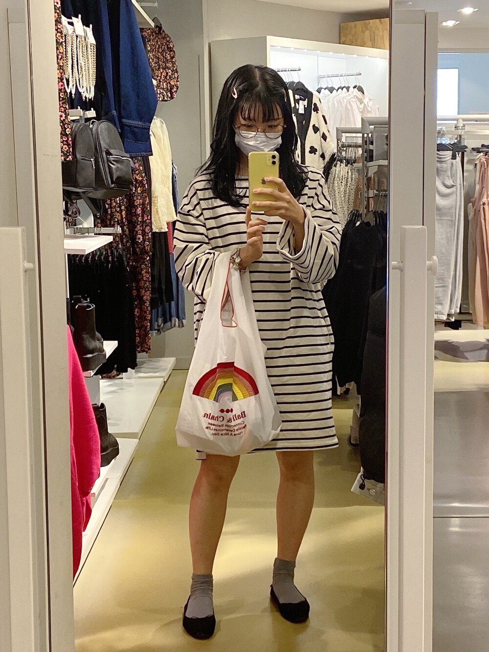 「ボーダーワンピース、ミニワンピ、カジュアルワンピース、バレエシューズ×ソックス、めがね、moussy、秋のマイ旬スタイル」｜「MOUSSYの長袖ワンピース（ワンピース、ホワイト系）」を使った、だにえるさん（レディース・150cm）の秋コーディネートの1枚目の写真