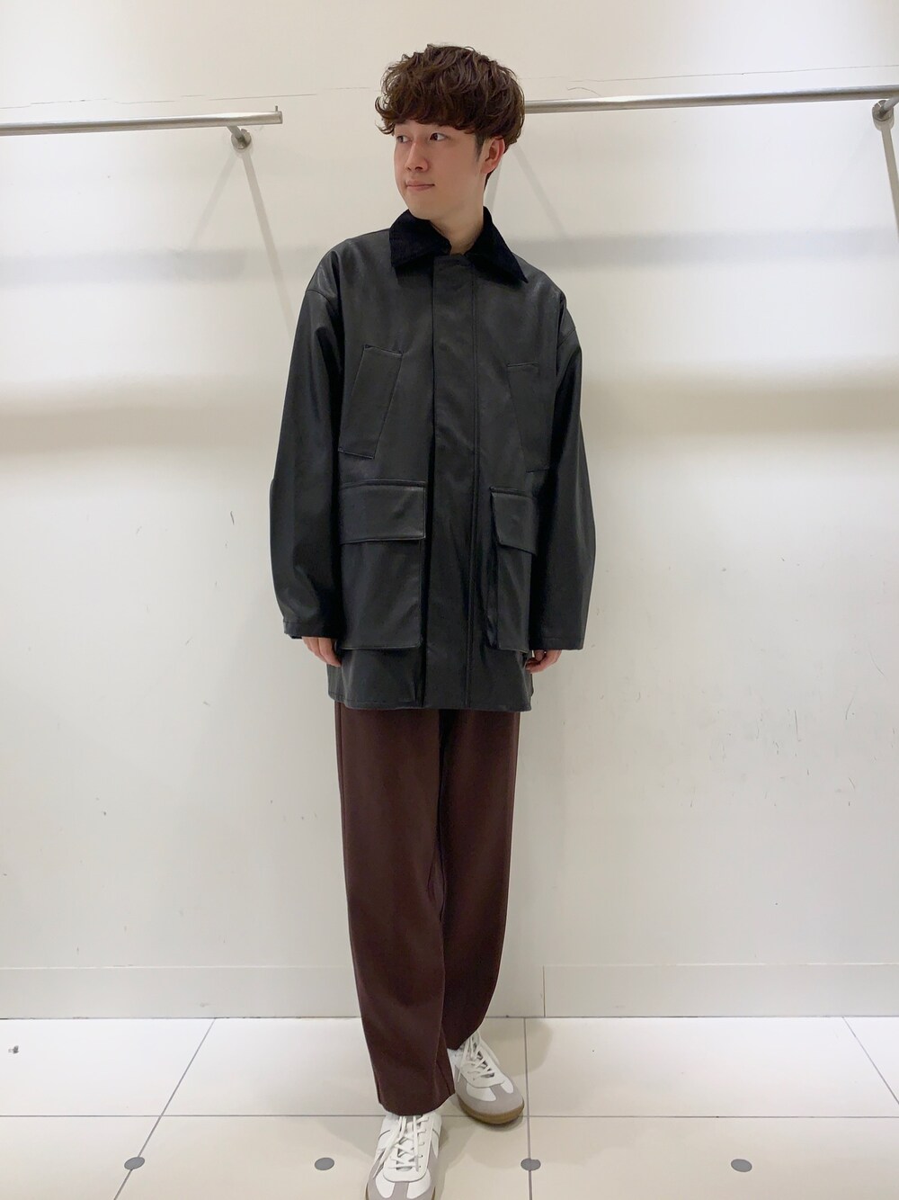 ブラック系のミリタリージャケット、ブラウン系のその他パンツを着用したメンズの冬コーディネートの1枚目の写真