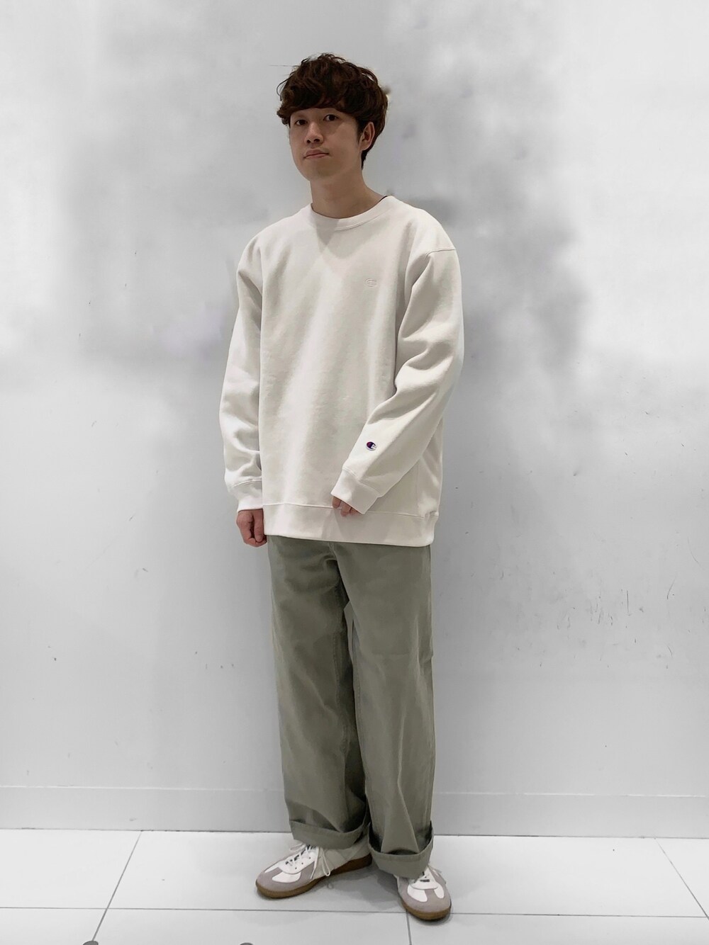 ホワイト系のスウェット、グリーン系のその他パンツ、ホワイト系のスニーカーを着用したメンズの冬コーディネートの1枚目の写真