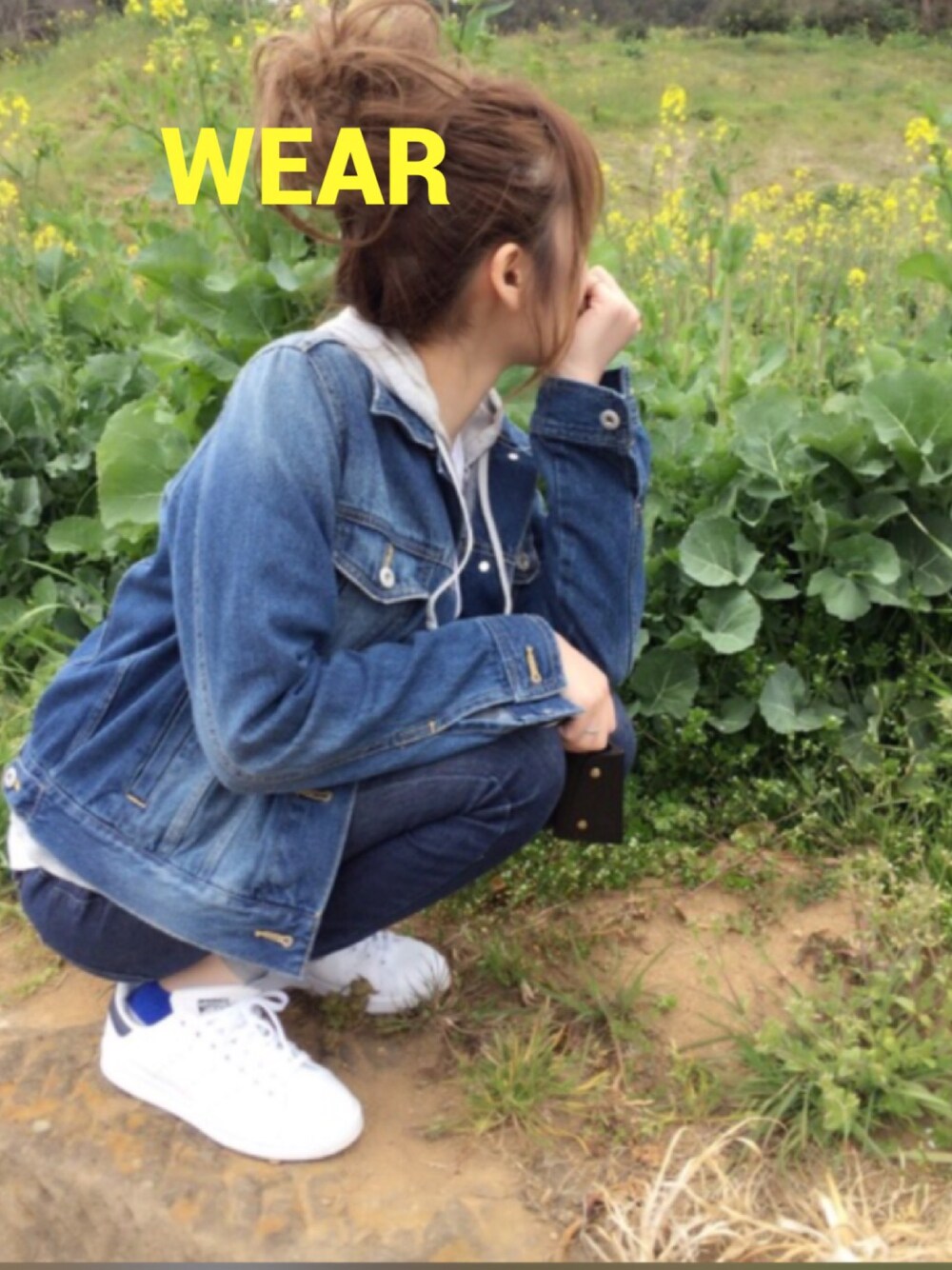 ブルー系のデニムジャケット、グレー系のパーカー、ホワイト系のTシャツ/カットソーを着用したレディースの秋コーディネートの1枚目の写真
