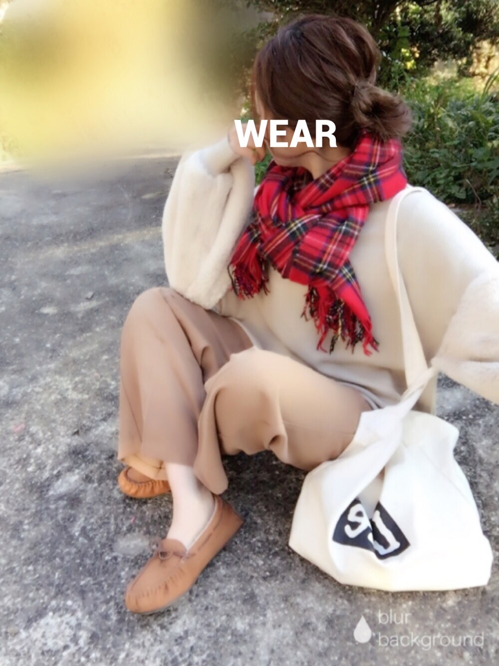 ベージュ系のニット/セーター、ベージュ系のパンツ、ホワイト系のショルダーバッグを着用したレディースの秋コーディネートの1枚目の写真