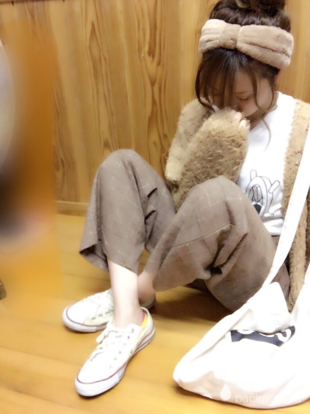イエロー系のカーディガン/ボレロ、ホワイト系のTシャツ/カットソー、ベージュ系のパンツを着用したレディースの秋コーディネートの1枚目の写真