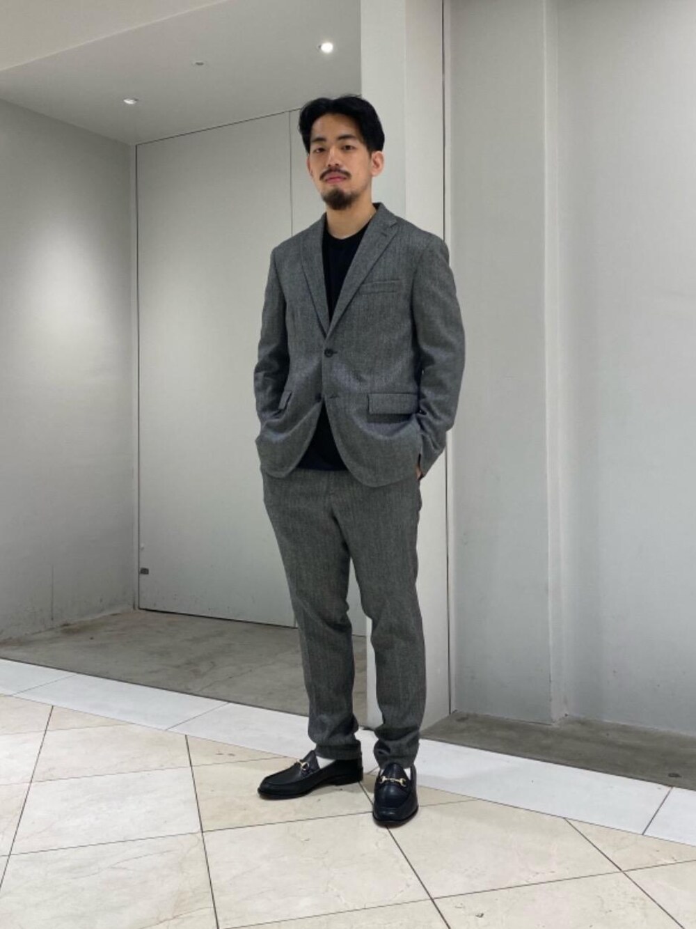 「ジャケット、シューズ、ビジネス、Tシャツ/カットソー、RECOMMEND  ITEM STYLING、ベーシック/トラッド、スーツ/タイ、フォーマル/セレモニー、ニット/セーター」｜「BEAUTY&YOUTH UNITED ARROWSのBY GIZA コットン リラックス ニット -ウォッシャブル- ：（ニット/セーター、ブラック系）」を使った、冨田　剛史さん（メンズ・165cm）の秋コーディネートの1枚目の写真