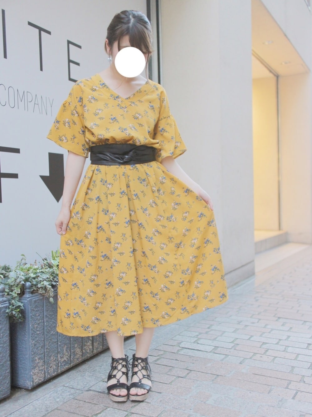 「サッシュベルト、ワンピース、花柄ワンピース、花柄、イエロー、ガーリー、サンダル、マスタード」｜「AS KNOW AS plusのアイテム（ワンピース、イエロー系）」を使った、たなかさん（レディース・161cm）の夏コーディネートの1枚目の写真