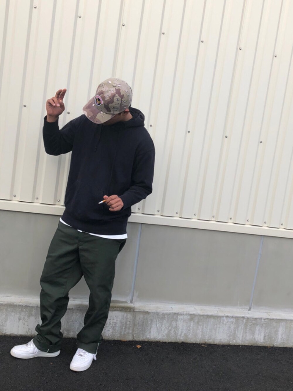 「シンプルコーデ、大人コーデ、プチプラ、いいね、save、フォローお願いします🤑、NIKE、白スニーカー、古着」｜「UNIQLOのスウェットオーバーサイズプルパーカ（長袖）（パーカー、ブラック系）」を使った、まっくろくろすけさん（メンズ・177cm）の冬コーディネートの1枚目の写真