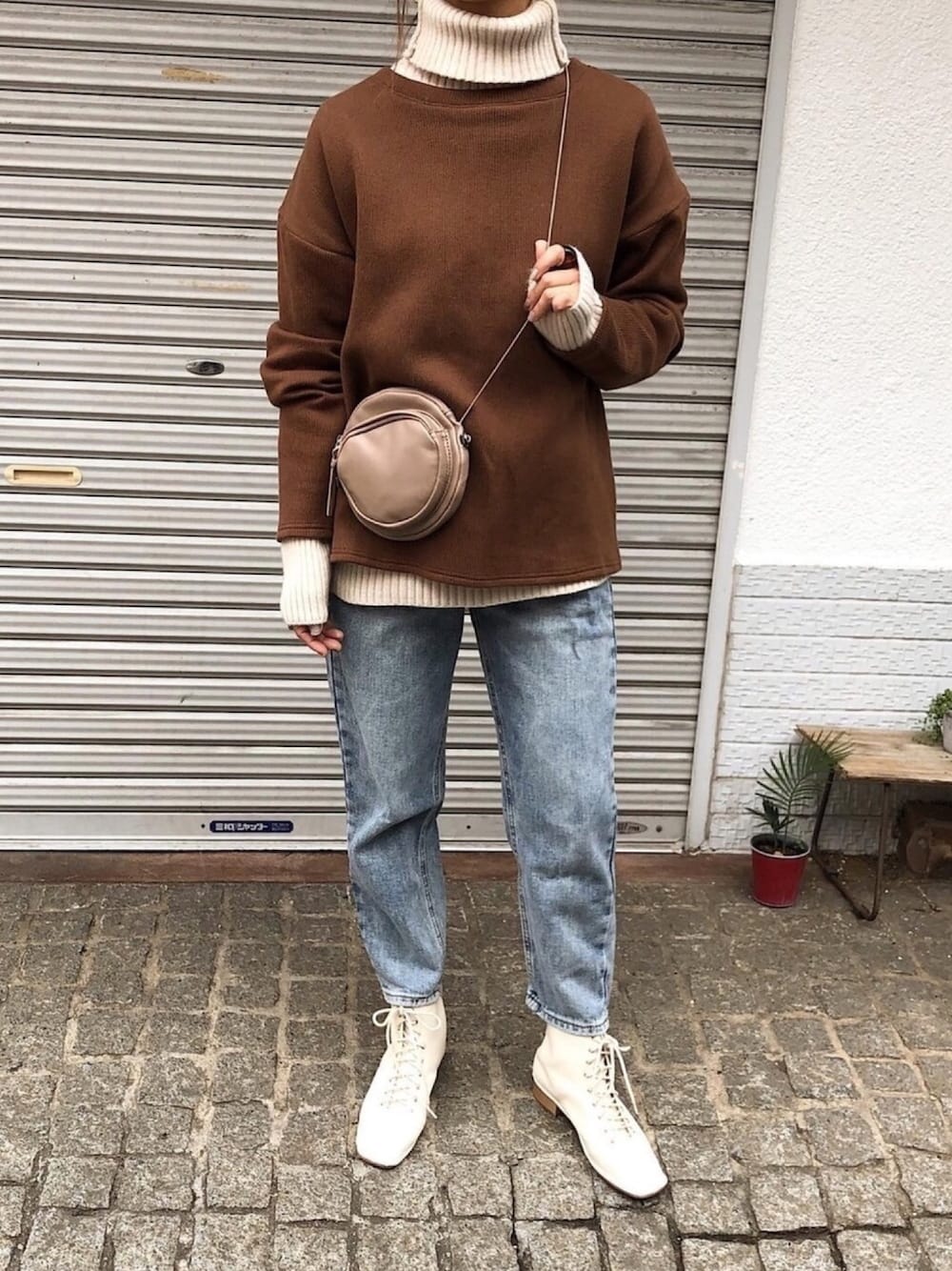 その他のニット/セーター、その他のニット/セーター、その他のデニムパンツを着用したレディースの冬コーディネートの1枚目の写真