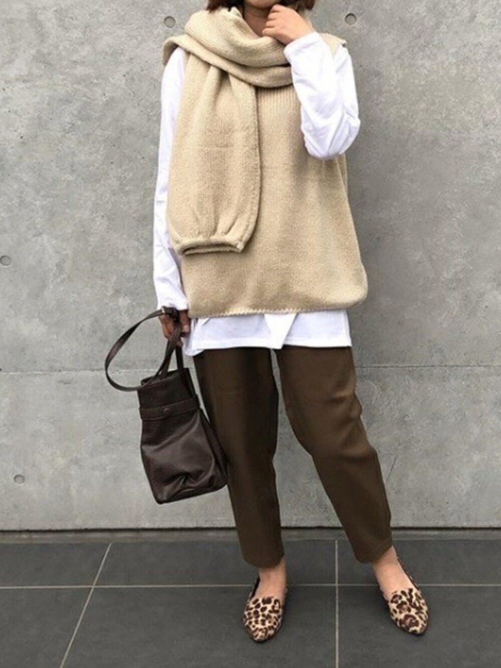 その他のニット/セーター、その他のTシャツ/カットソー、その他のその他パンツを着用したレディースの冬コーディネートの1枚目の写真