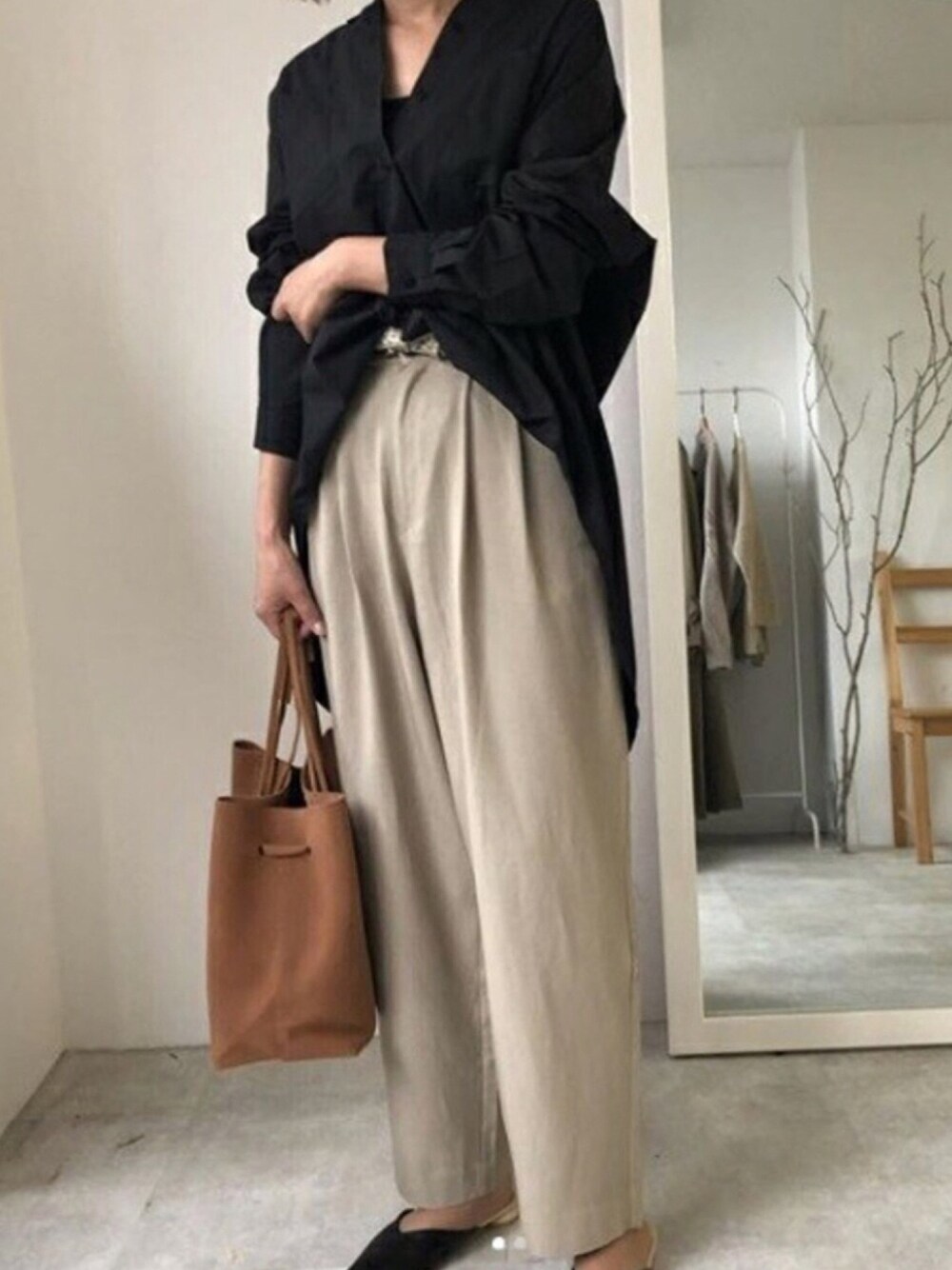 その他のシャツ/ブラウス、その他のキャミソール、その他のその他パンツを着用したレディースの冬コーディネートの1枚目の写真