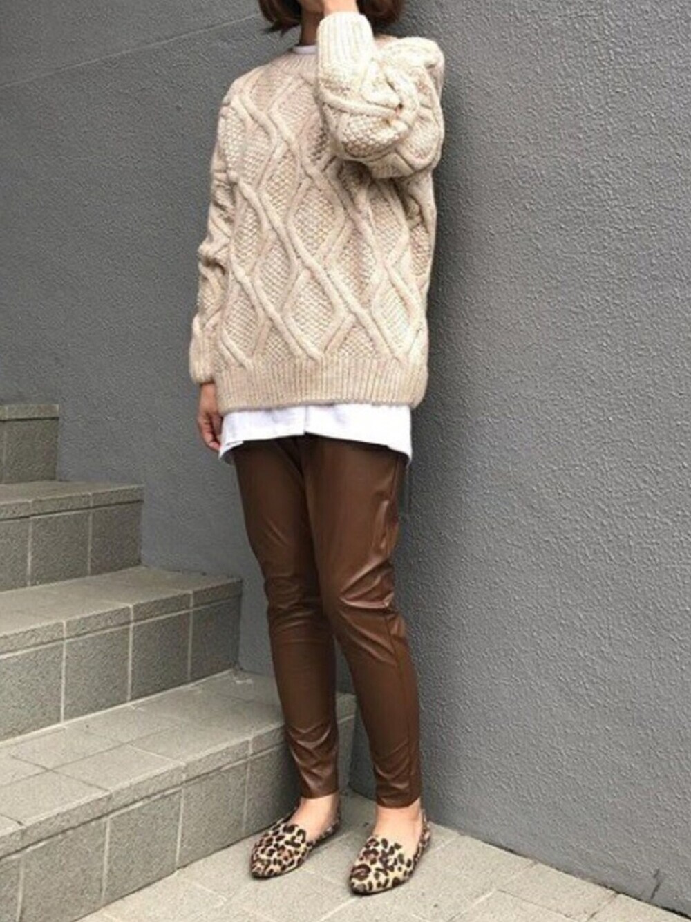 その他のニット/セーター、その他のTシャツ/カットソー、その他のその他パンツを着用したレディースの冬コーディネートの1枚目の写真