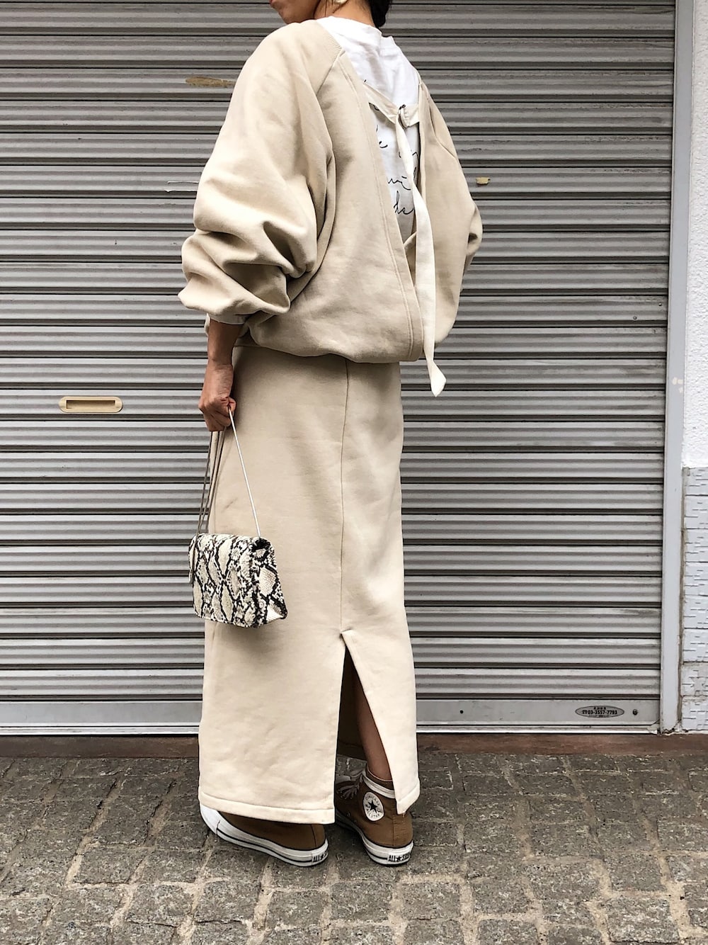 その他のスウェット、その他のTシャツ/カットソー、その他のスカートを着用したレディースの冬コーディネートの1枚目の写真