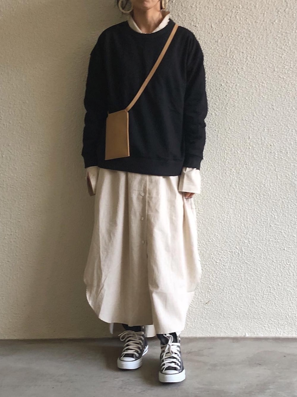 その他のスウェット、その他のワンピース、ブラック系のスニーカーを着用したレディースの冬コーディネートの1枚目の写真