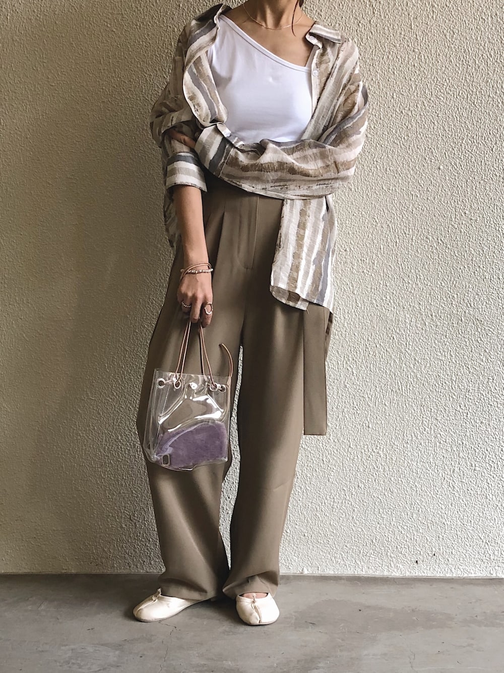 その他のシャツ/ブラウス、その他のTシャツ/カットソー、その他のその他パンツを着用したレディースの冬コーディネートの1枚目の写真