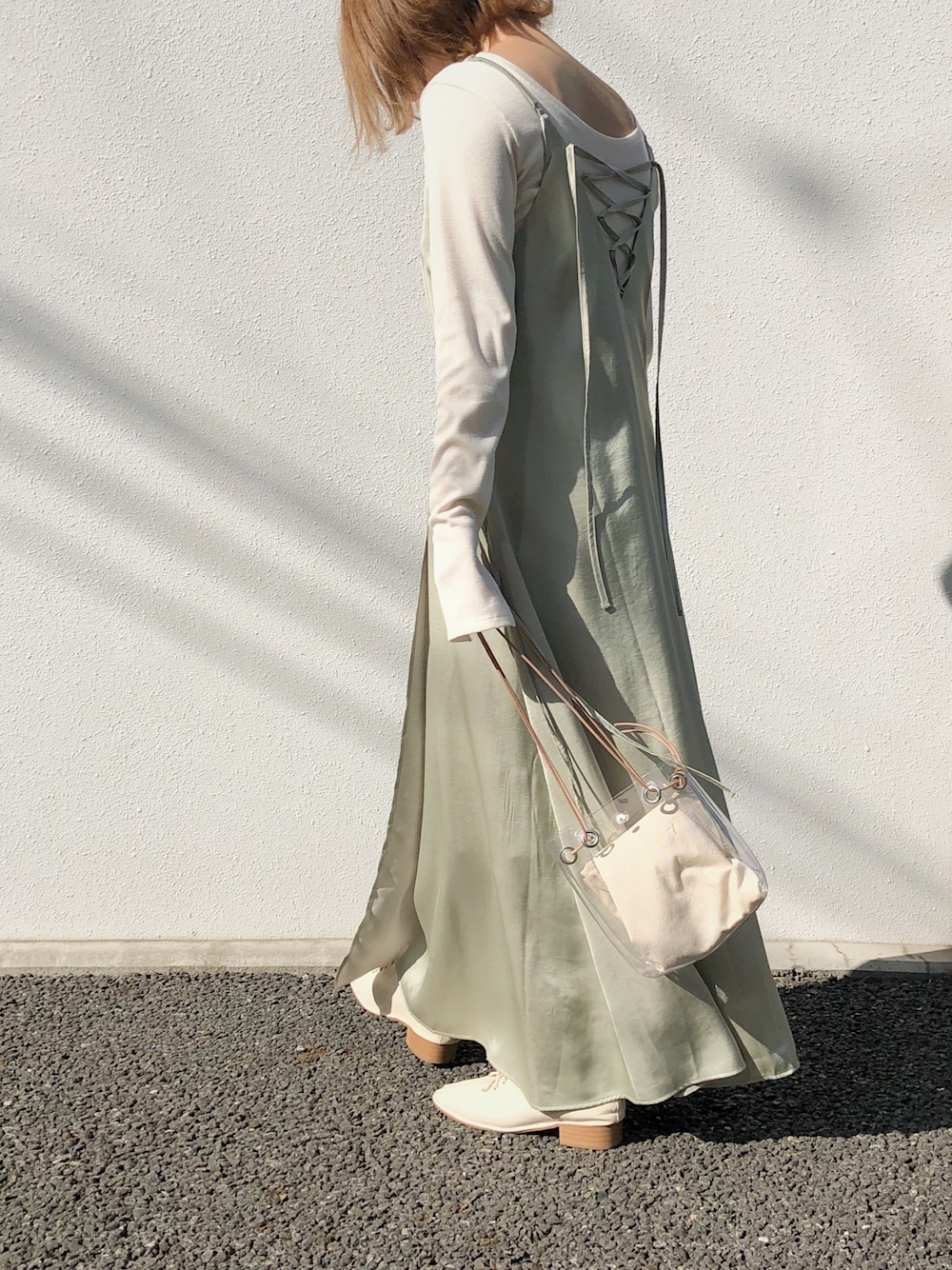 その他のワンピース、その他のTシャツ/カットソー、その他のショルダーバッグを着用したレディースの春コーディネートの1枚目の写真