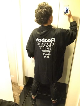 「Reebok（リーボック）のアイテム（ポンチョ）」を使った、オカザキジョーさん（メンズ・174cm）の春コーディネート