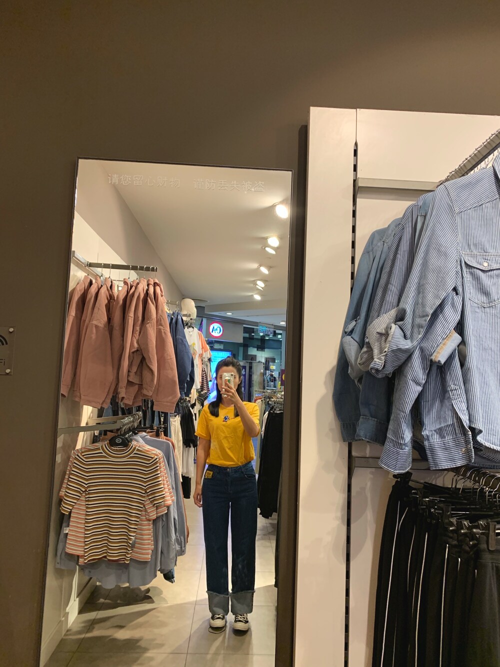「休闲、基础款、converse、牛仔裤」｜「ONLYのアイテム（トップス、イエロー系）」を使った、权力的游戏withmeさん（レディース・162cm）の秋コーディネートの1枚目の写真
