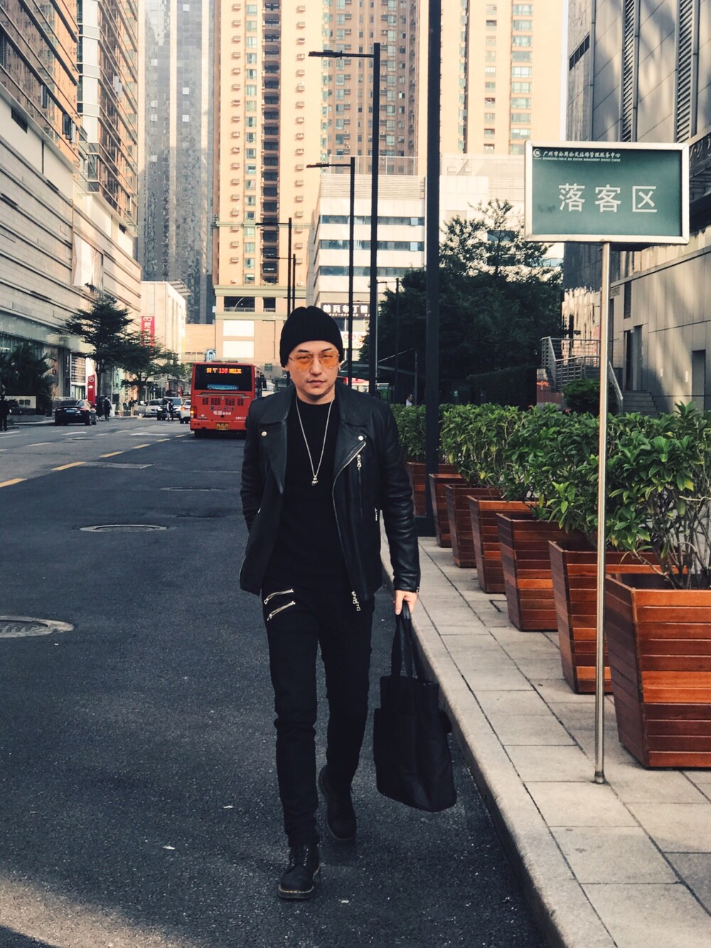 「boy、summer、sporty」｜「Paul Smithのアイテム（スーツジャケット、ブラック系）」を使った、七哥ChokStickさん（メンズ・173cm）の春コーディネートの1枚目の写真