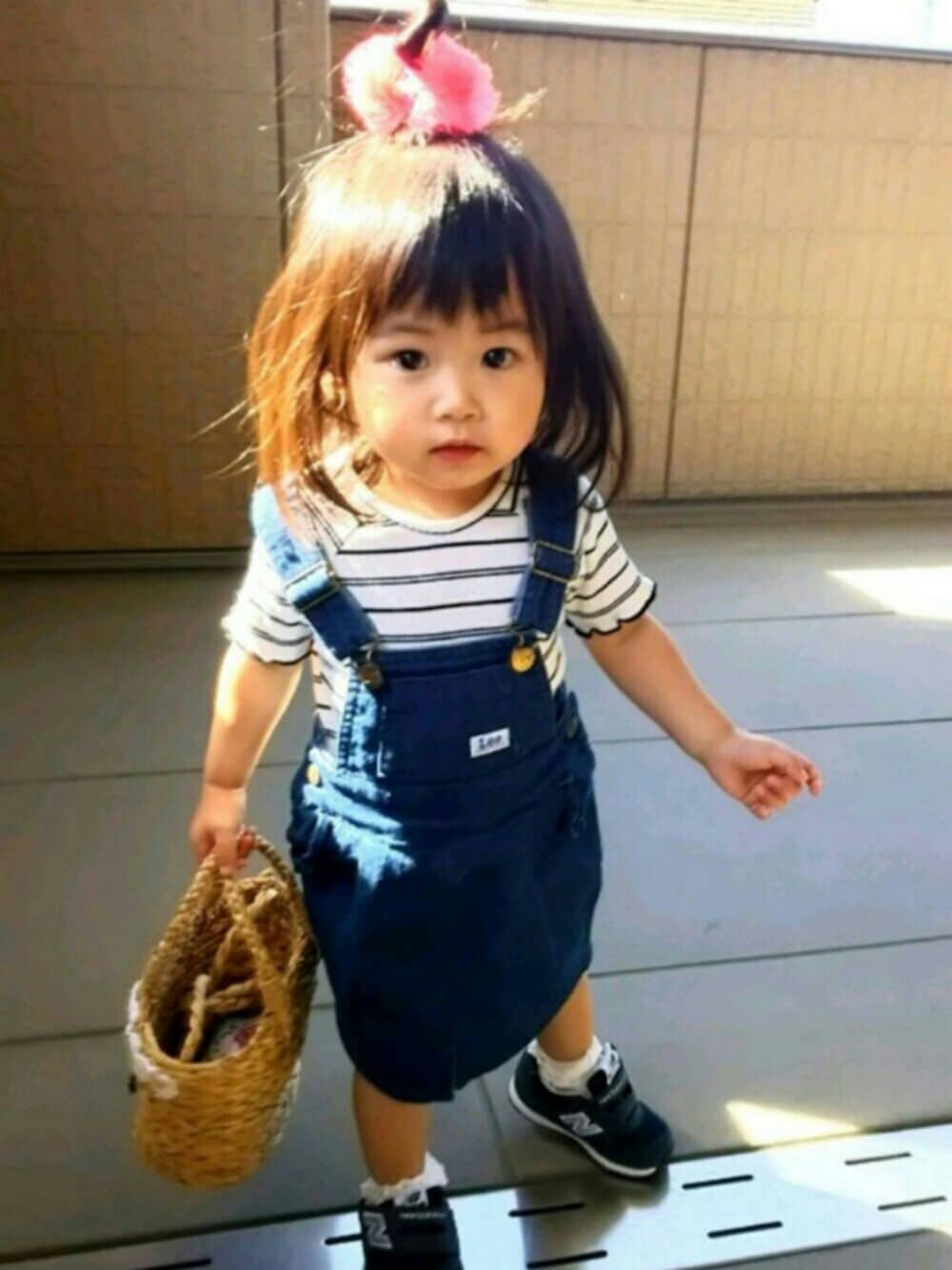 「おしゃれさんと繋がりたい、休日スタイル、おんなのこ、バースデイ、キッズコーデ、LEE、ジャンパースカート」｜「DAISOのアイテム（ヘアゴム、ピンク系）」を使った、mimiさん（キッズ・80cm）の春コーディネートの1枚目の写真