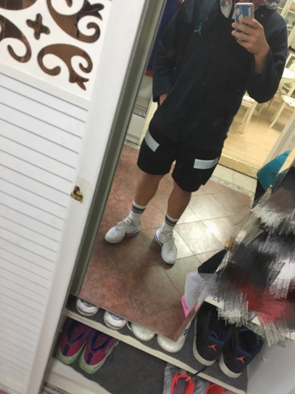 「AIR JORDANのアイテム（スタジャン、ブラック系）」を使った、AAさん（メンズ・177cm）の秋コーディネートの1枚目の写真